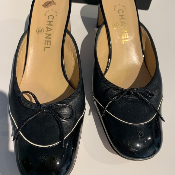 CHANEL VERY GENTLY WORN. Pics PRICE REDUCED FIRM - Picture 3 of 5